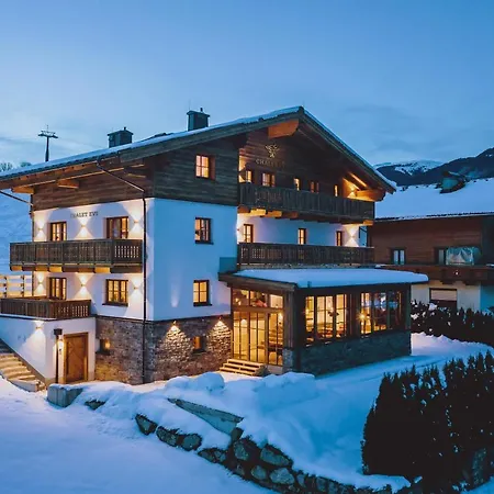 Serviced Luxury Evi, Ski-in Ski-out Kaprun