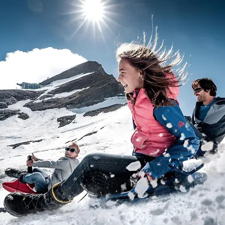 Serviced Luxury Evi, Ski-in Ski-out Шале *